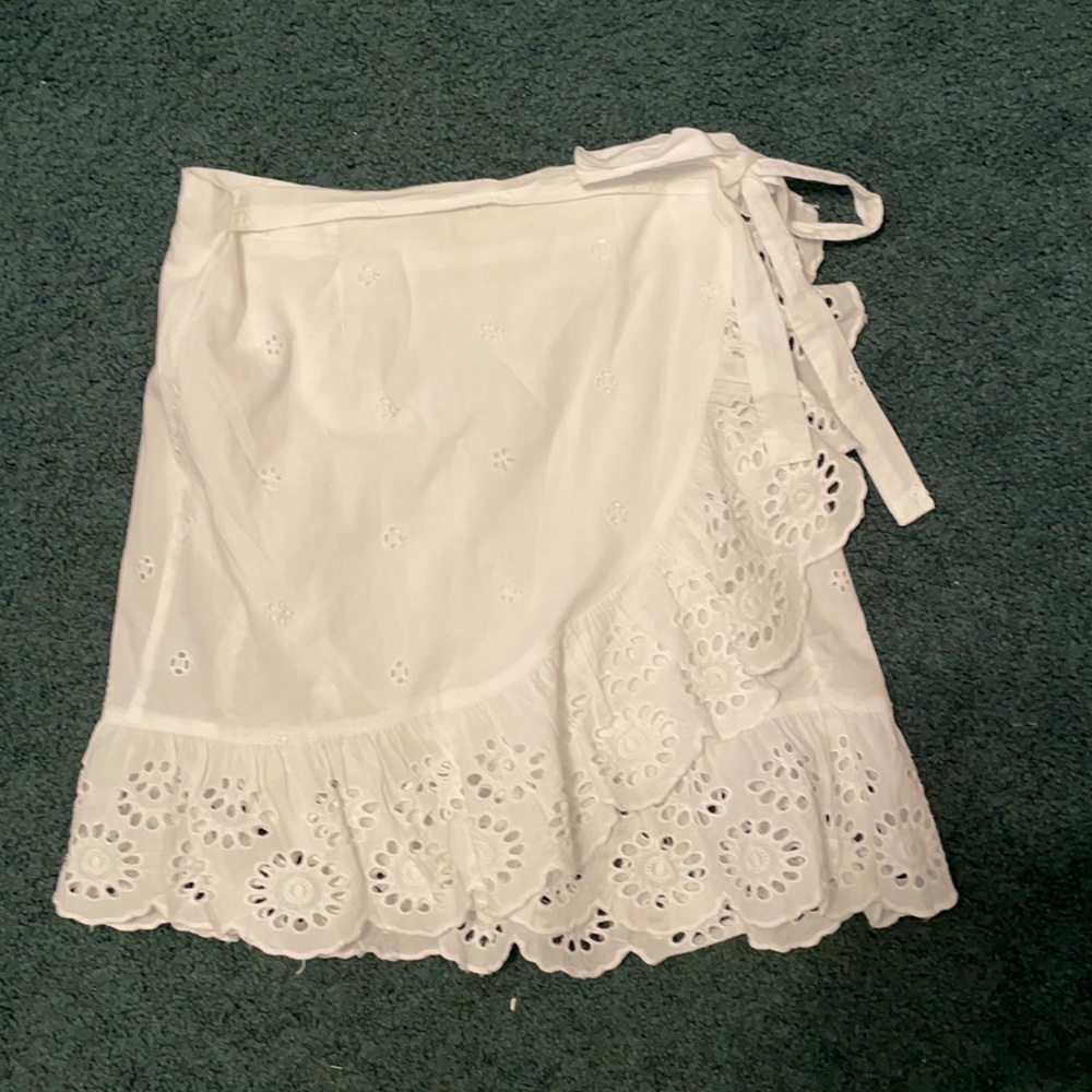 White eyelet wrap skirt size medium (juniors) NWT